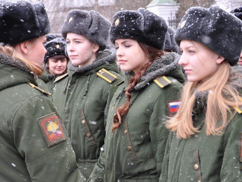 Русские девушки в строю