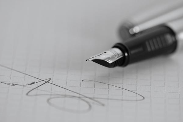 подписывание документов черной или синей ручкой