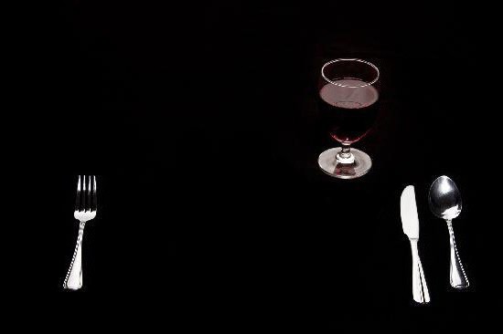 ресторан в темноте
