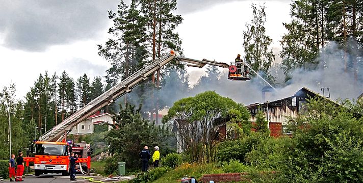 пожарники тушат небольшое строение