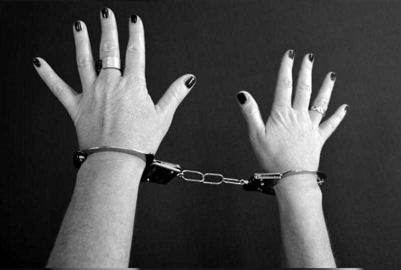 Женщина в наручниках