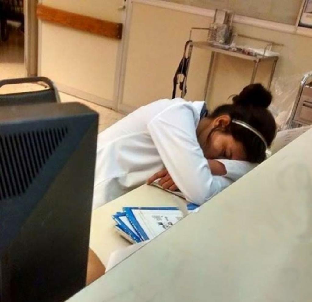 Медсестры лесбиянки расслабляются после ночного дежурства