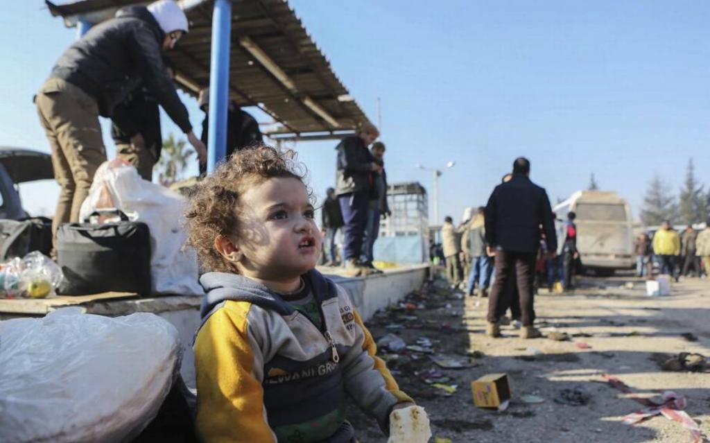 Ребенок беженец ждет гуманитарной помощи