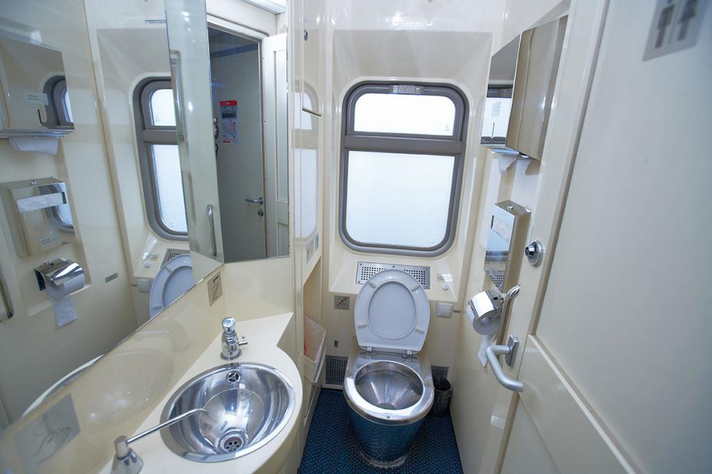 Чистый туалет в поезде