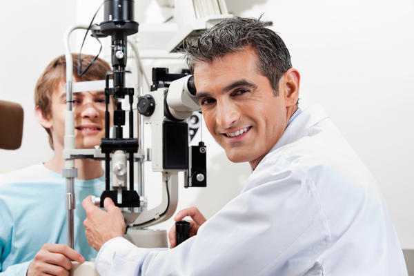 Офтальмолог поможет восстановить зрение