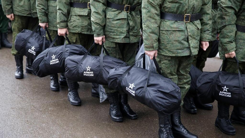 Мобилизованные солдаты с сумками