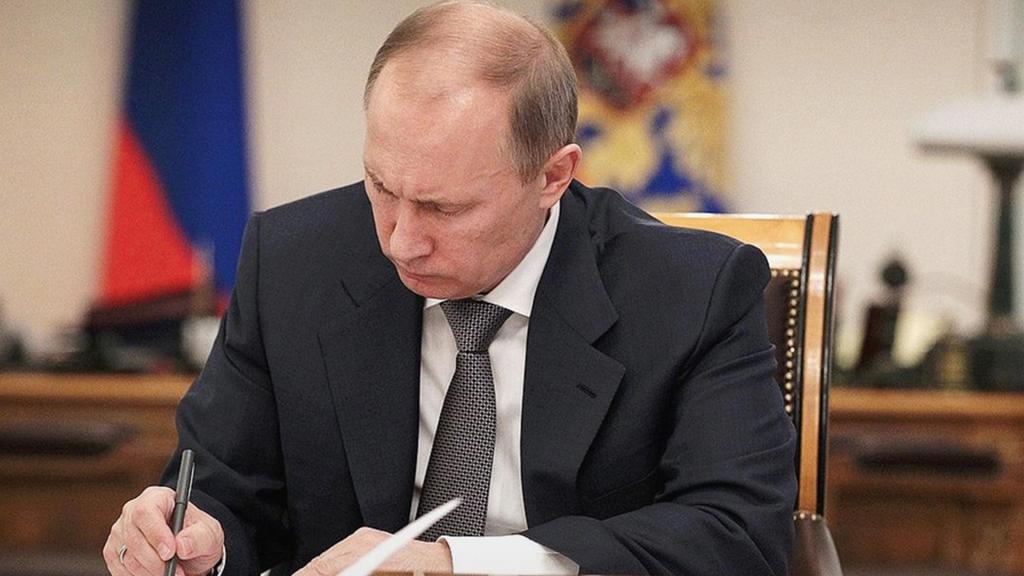 Путин подписывает закон