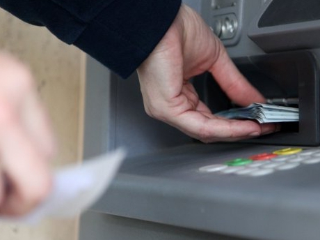 Как перевести деньги с карты на карту Сбербанка через банкомат