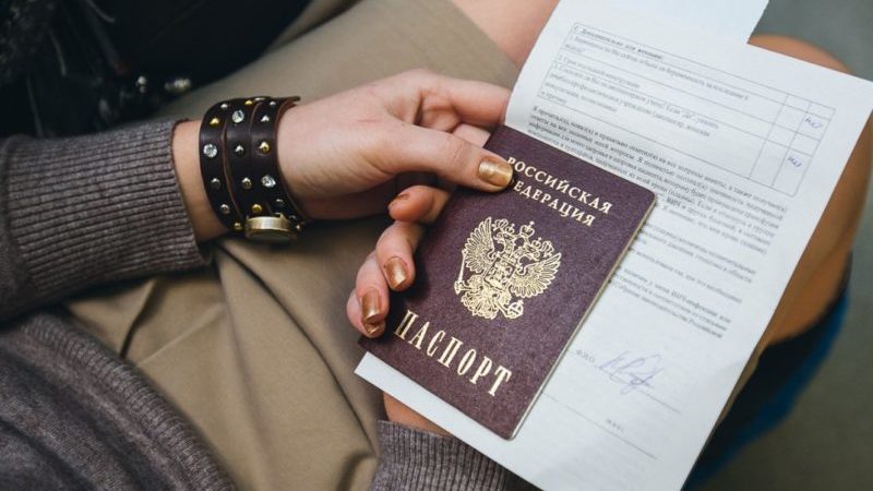 Есть ли штраф за просрочку паспорта РФ