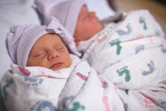новорожденные дети в роддоме фото