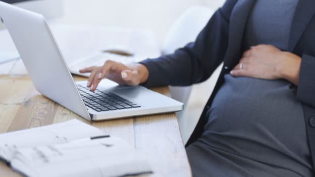 беременная женщина в поиске места работы