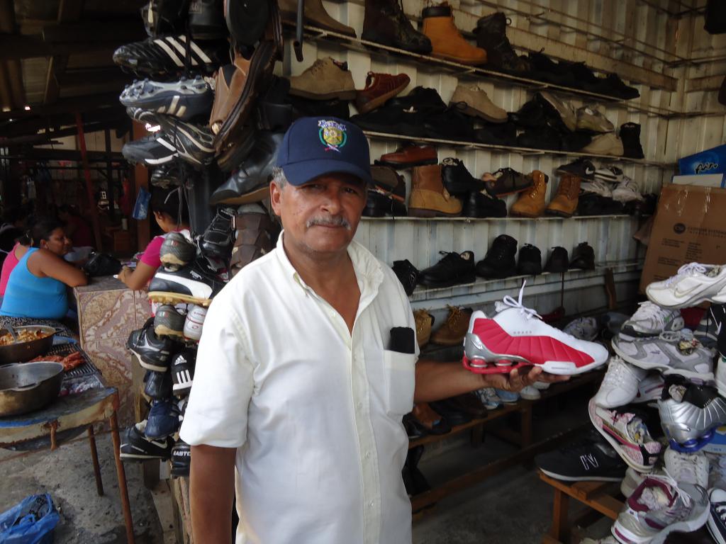 продавец обуви на рынке