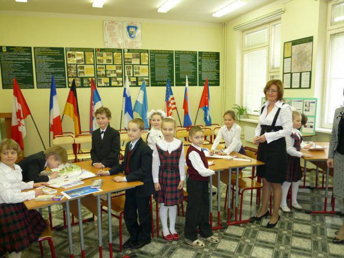 сколько школ в москве