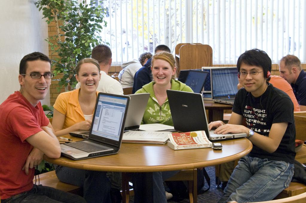 молодые люди с компьютерами