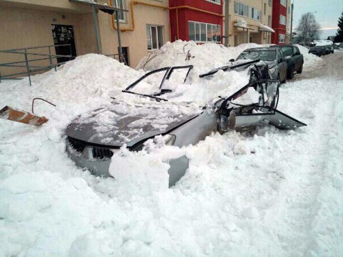 на машину упал снег с крыши