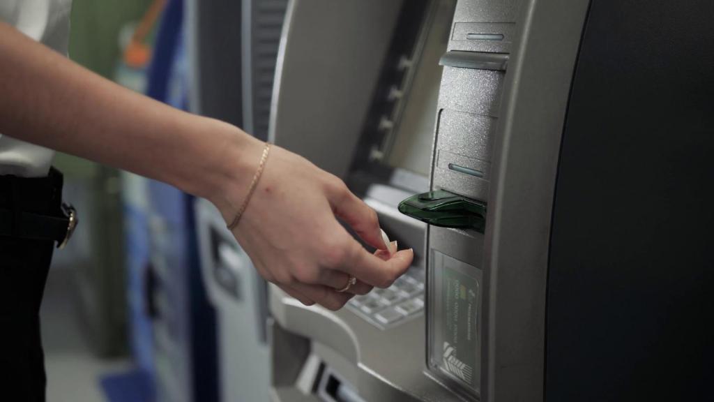 Перевод денег на карту Мир через банкомат