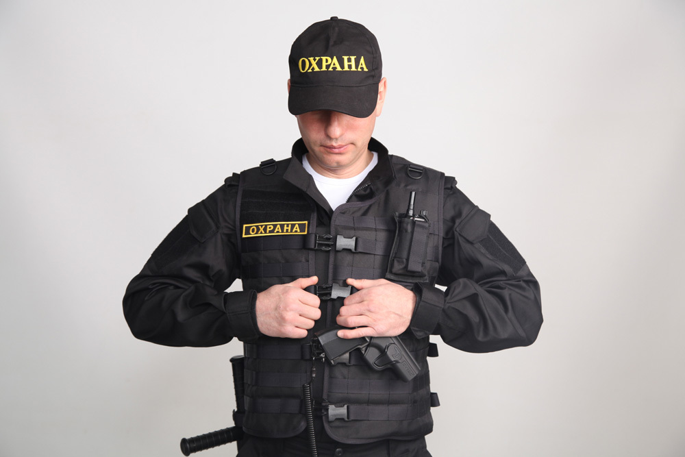 Охранник в черном