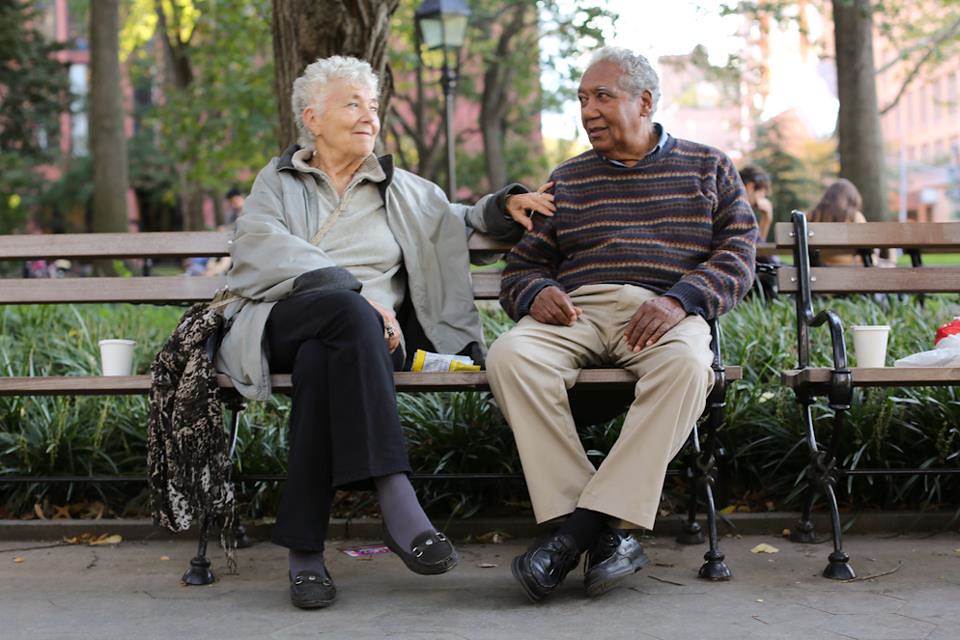 Толстая старая пара. Пожилые люди. Старик на скамейке. Старичок на скамейке. Бабушка с дедушкой на скамейке.