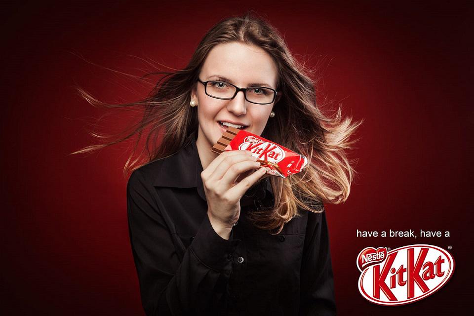 Фото слоганов. Реклама кит кат. Рекламные слоганы кит кат. Kitkat реклама. Реклама китката.