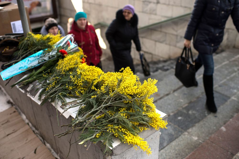 Желтые цветы которые дарят на 8. Торговля цветами. Торговля цветами на улице.