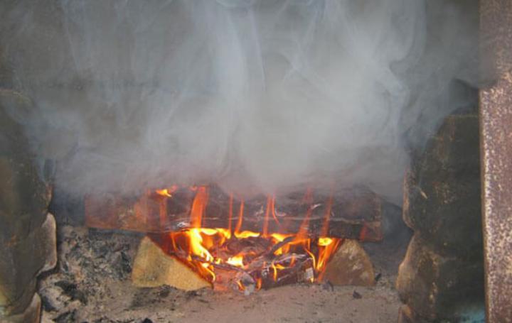 Как безопасно и эффективно растопить дровяную печь в доме?
