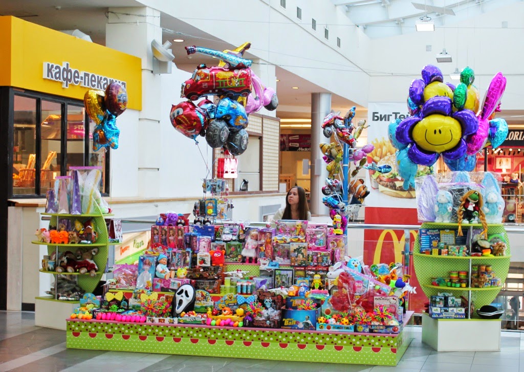 Шары торговый центр. Магазин подарков и воздушных шаров. Воздушные шары в ТЦ. Островок с воздушными шарами. Магазин с воздушными шарами.