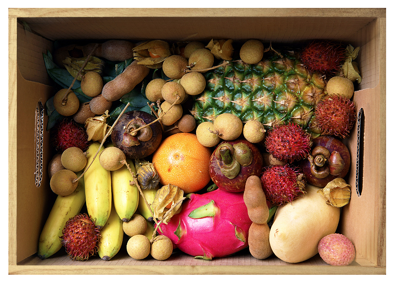 Можно ли из тайланда вывозить фрукты. Ящик с экзотическими фруктами. Фрукты в коробке. Коробка с тайскими фруктами. Экзотические фрукты в коробке.